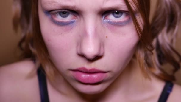 Der depressive Teenager ist traurig und schuldig. Nahaufnahme Porträt. 4k uhd. — Stockvideo