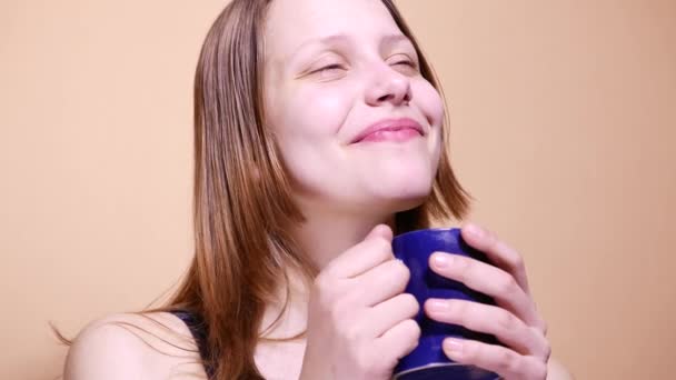 Menina adolescente bonito está bebendo café ou chá em casa. 4K UHD — Vídeo de Stock