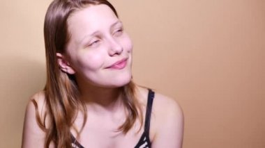 Mutlu bir genç kız closeup portresi. 4k Uhd