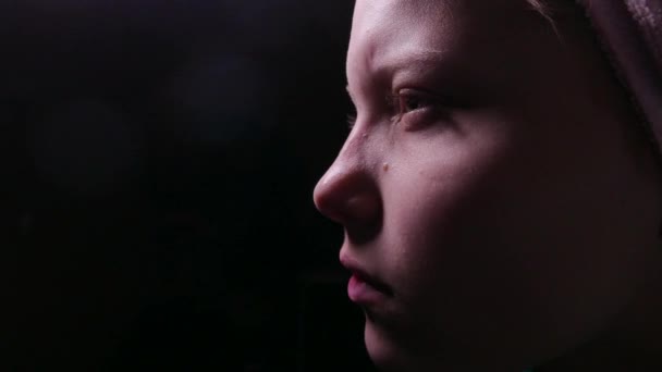 Adolescente effrayée dans le noir. 4K UHD .