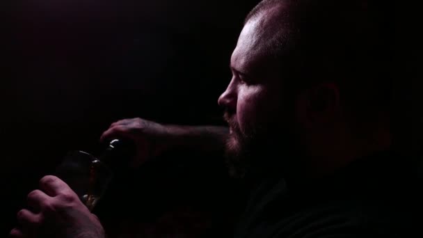 Homem barbudo com uma cerveja. Sentado e a beber. 4K UHD . — Vídeo de Stock