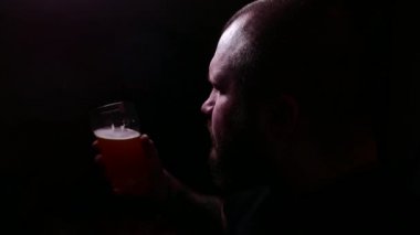 Bir bira sakallı adam. Oturma ve içme. 4k Uhd.