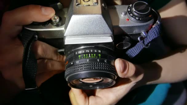 Vintage kamera ve lens. Portre. 4k Uhd — Stok video