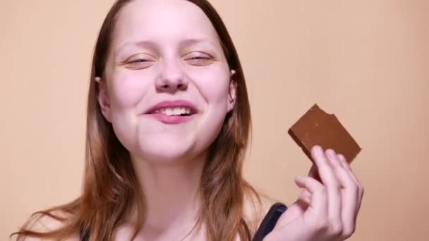 Adolescente comendo um chocolate. 4K UHD . — Vídeo de Stock