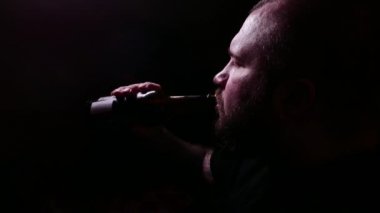 Bir bira sakallı adam. Oturma ve içme. 4k Uhd.