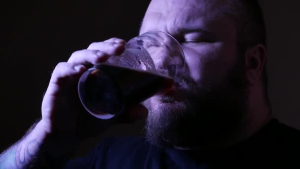 Video ritratto di un duro uomo barbuto tatuato con un bicchiere di orso. 4K UHD — Video Stock