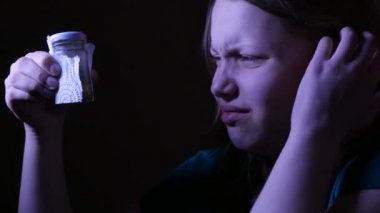 Genç kız ellerinde iğrenç bir şey. 4k Uhd.