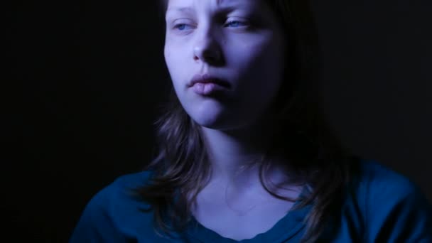 Detail portrétu depresi teenager je smutný. 4k Uhd — Stock video