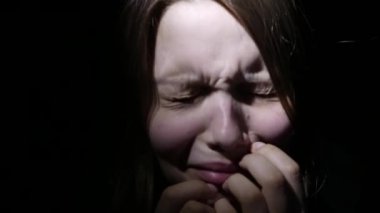 Mutsuz mutsuz genç kız. Aile içi şiddet ve istismar kavramı. 4k Uhd