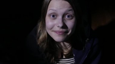 Genç kız saldırgan hareket yapma. Kirli makyaj ile genç antisosyal holigan. 4k Uhd