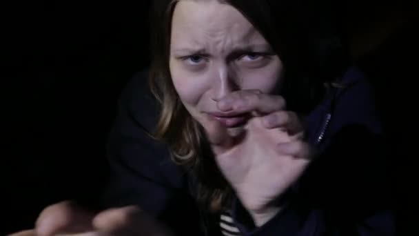 Mutsuz mutsuz genç kız. Aile içi şiddet ve istismar kavramı. 4k Uhd — Stok video