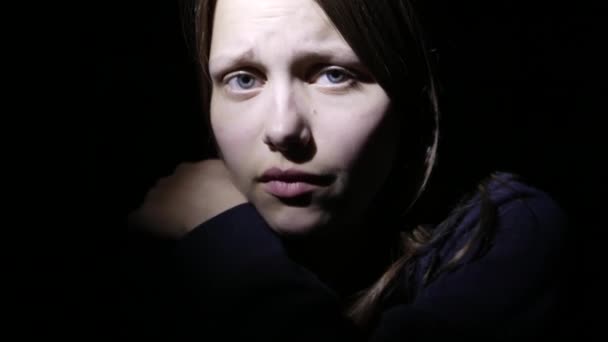 Menina adolescente triste infeliz. Violência doméstica e conceito de abuso. 4K UHD — Vídeo de Stock