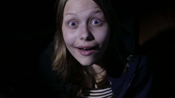Teen flicka gör förolämpande gest. Unga antisocial huligan med smutsiga makeup. 4k Uhd — Stockvideo