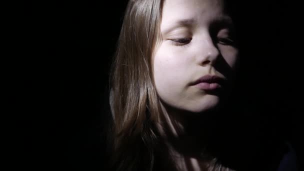 Menina adolescente triste pensando em algo. 4K UHD — Vídeo de Stock
