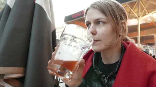 Frau trinkt Bier im Restaurant. 4k uhd — Stockvideo