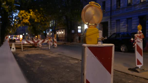 Blinkzeichen in einer nächtlichen Stadt. Straßenreparaturen. 4k uhd. — Stockvideo