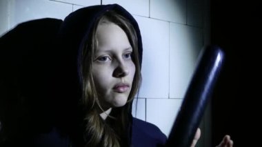 Beyzbol sopası, genç serseri ile suç genç kız. 4k Uhd.