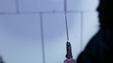 Yakın çekim sıvı madde şırınga, uyuşturucu enjekte etme, Narkotik. 4k Uhd.