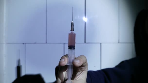 Substância líquida de close-up em seringa, injeção de drogas, narcóticos. 4K UHD . — Vídeo de Stock