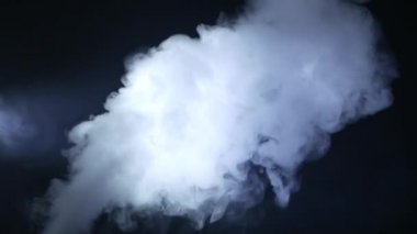 Karanlık bir arka plan üzerinde duman. Vaping. 4k Uhd