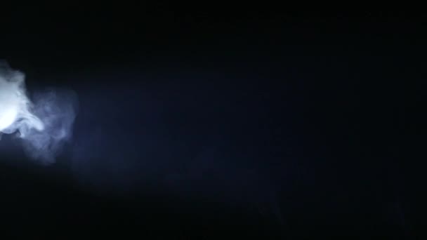 Füst, sötét háttér előtt. Vaping. 4k Uhd — Stock videók