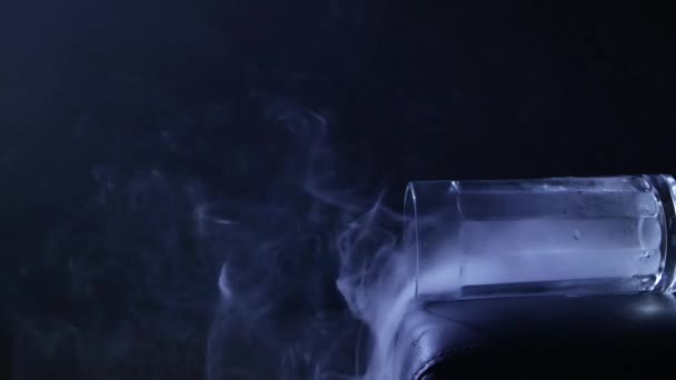 Fumar num fundo escuro. Vapor. 4K UHD — Vídeo de Stock