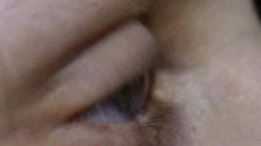 Closeup makro video bir göz. 4k Uhd