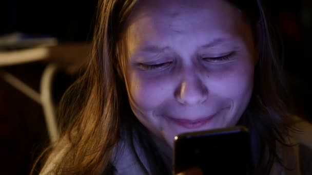 Adolescente avec smartphone close-up, tapant un message texte sur smartphone, à l'intérieur. 4K UHD — Video