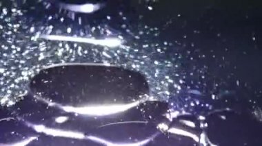 Makro closeup su ya da petrol, arka plan bir öğe. 4k Uhd.