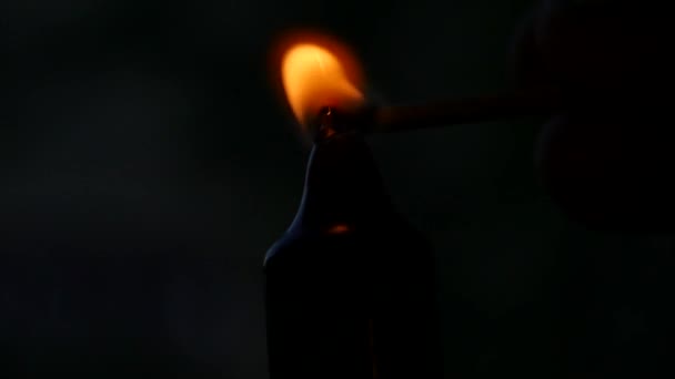 Пламя свечи на черном фоне. 4K UHD . — стоковое видео