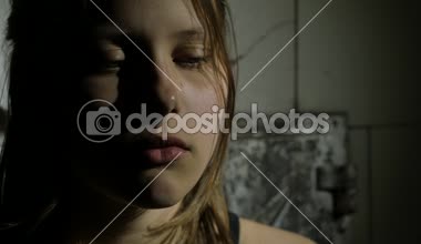 Depresif genç üzgün ve suçlu olduğunu. Portre portre. 4k Uhd.