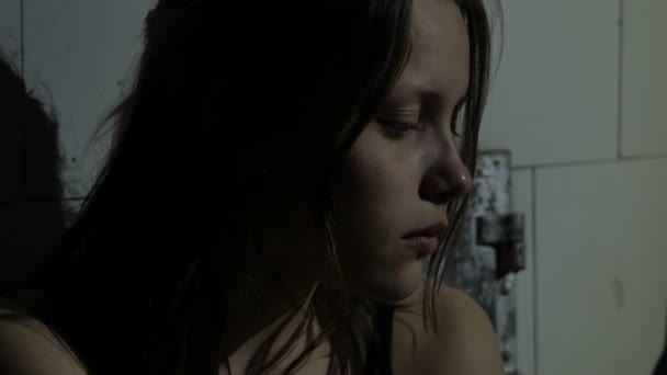 Un adolescente depresso e 'triste e colpevole. Ritratto da primo piano. 4K UHD . — Video Stock