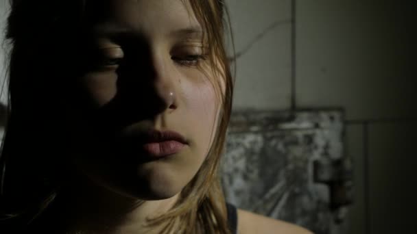 Un adolescente depresso e 'triste e colpevole. Ritratto da primo piano. 4K UHD . — Video Stock