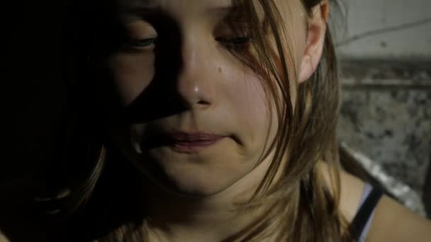 Deprimerad tonåring är ledsen och skyldig. Närbild porträtt. 4k Uhd. — Stockvideo