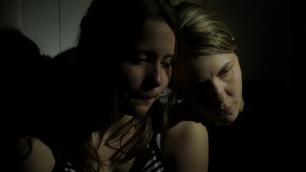 Dua gadis saling berpegangan. Saudari atau ibu dan putri atau teman. 4K UHD — Stok Video