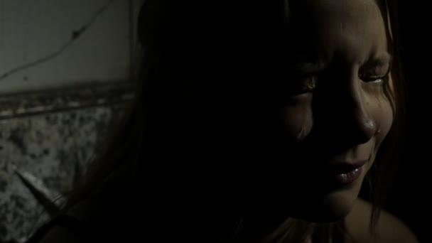 Beautiful sad teen girl crying in the night. 4K UHD — Stock Video
