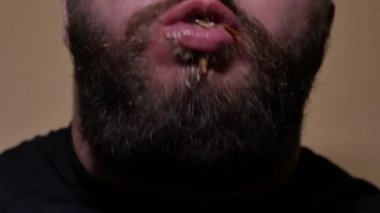 Sakallı adam bir hamburger yeme. 4k Uhd.