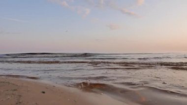 Kuzey bir Baltık plajda güneş doğuyor. 4k Uhd.