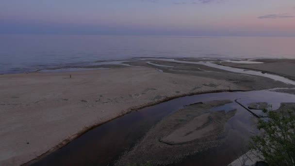 Alba su una spiaggia baltica settentrionale. 4K UHD . — Video Stock