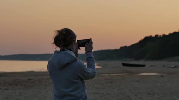 Marzycielski młody kobieta ciesząc się słońcem na plaży. Północnej seascape Bałtyku. 4k Uhd. — Wideo stockowe