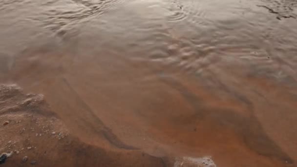 Agua que fluye a través de una arena fría, primer plano. 4K UHD . — Vídeos de Stock
