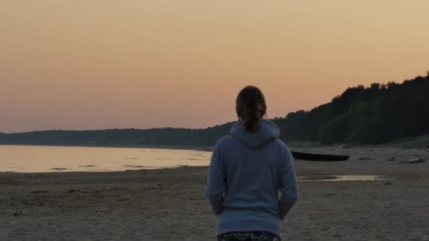 Verträumte junge Frau genießt die Sonne am Strand. nördliche Ostseestadt. 4k uhd. — Stockvideo