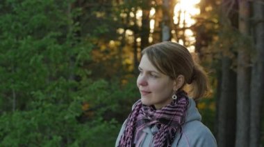 Güneş deniz ve orman yakınındaki rüya gibi genç kadının. Kuzey Baltık deniz manzarası. 4k Uhd.