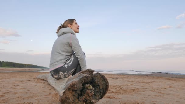 Jovencita soñadora disfrutando del sol en la playa. Paisaje marino del norte del Báltico. 4K UHD . — Vídeo de stock