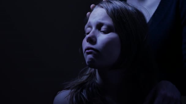 Smutný teenager daughet a její milující matka. 4k Uhd — Stock video