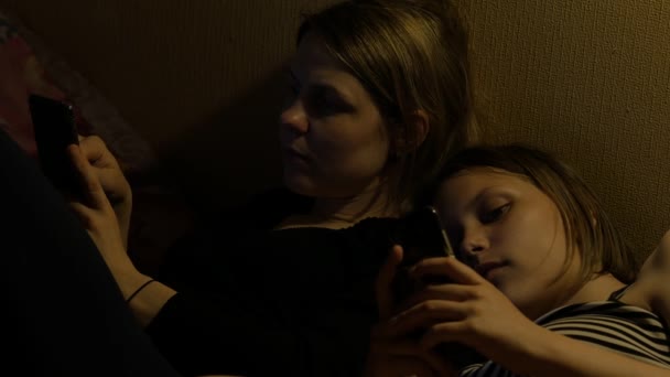 Mère et fille posent avec des smartphones dans les mains. 4K UHD — Video