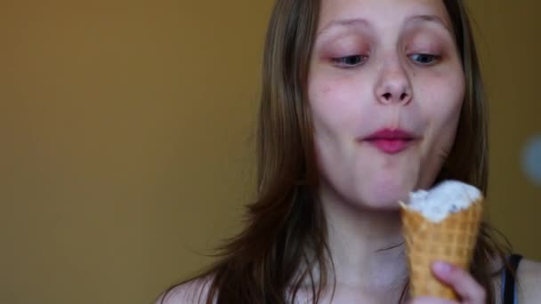 Девушка ест мороженое. 4K UHD — стоковое видео
