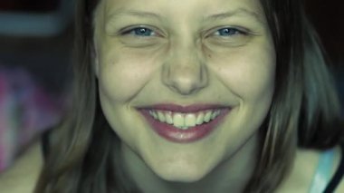 Düşünceli bir çekici genç kız, closeup portresi. 4k Uhd.