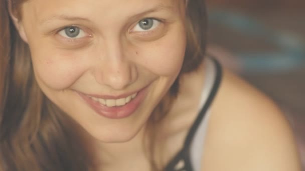 Egy átgondolt vonzó fiatal lány, Vértes portréja. 4k Uhd. — Stock videók