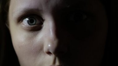 Üzücü bir genç kız, onun gözünde korku. 4k Uhd